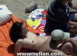 Oral hook-up on bare beach from spycam camera